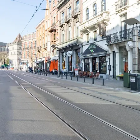 Bright, Spacious & Perfectly Located In The Heart Of Апартаменты