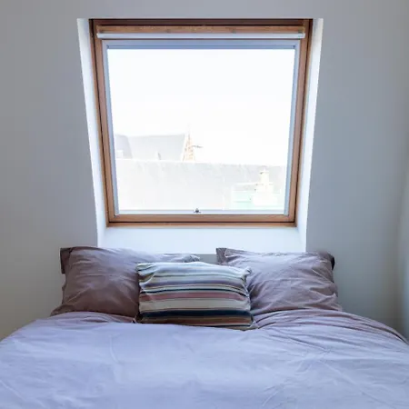 Bright, Spacious & Perfectly Located In The Heart Of Apartmán Gent