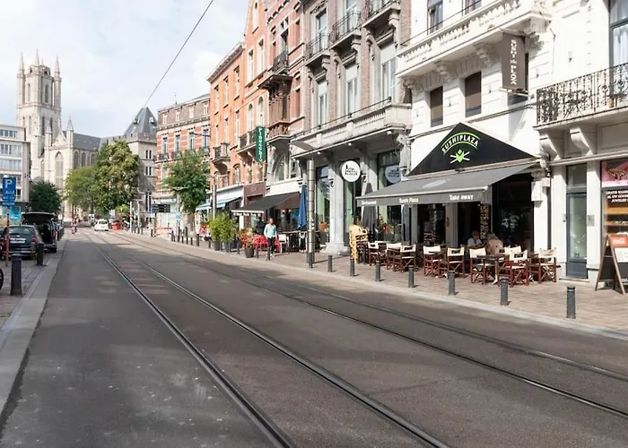 Bright, Spacious & Perfectly Located In The Heart Of Apartment *