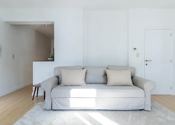 Bright, Spacious & Perfectly Located In The Heart Of * Ghent