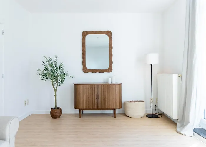 Bright, Spacious & Perfectly Located In The Heart Of * Ghent