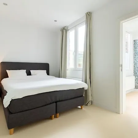 Apartment Bright, Spacious & Perfectly Located In The Heart Of *