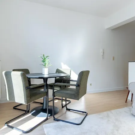 Bright, Spacious & Perfectly Located In The Heart Of Apartment
