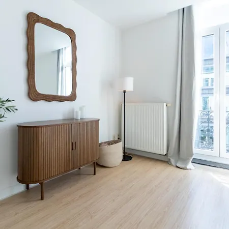 Bright, Spacious & Perfectly Located In The Heart Of Apartment Ghent