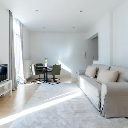 Bright, Spacious & Perfectly Located In The Heart Of Apartment *