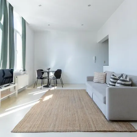 Bright, Spacious & Perfectly Located In The Heart Of Гент