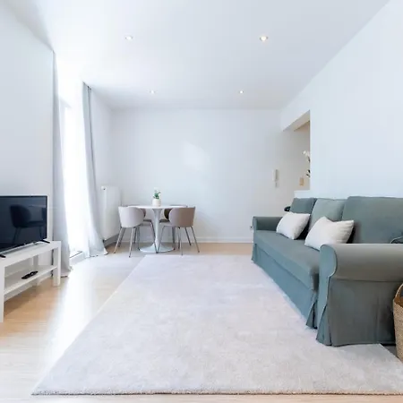 Bright, Spacious & Perfectly Located In The Heart Of Апартаменти