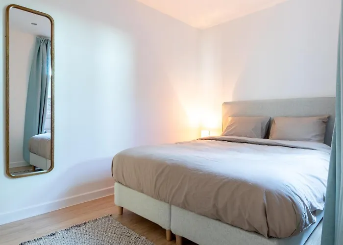 Bright, Spacious & Perfectly Located In The Heart Of Апартаменти