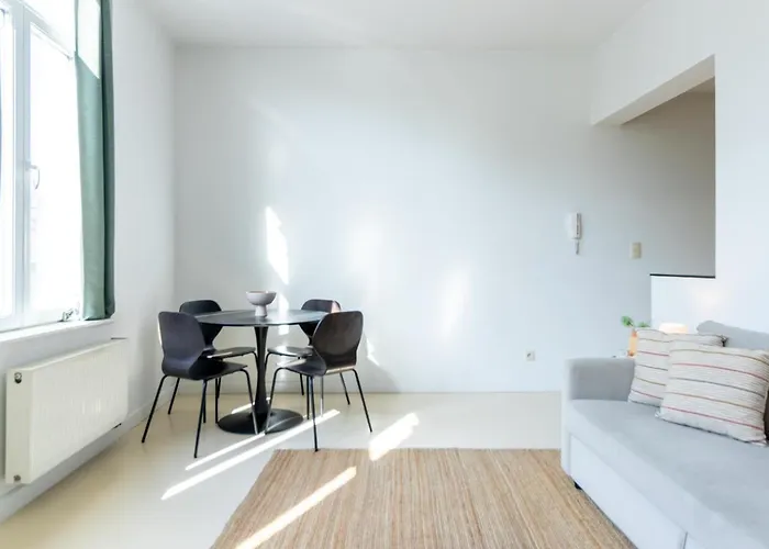 Bright, Spacious & Perfectly Located In The Heart Of 아파트 *