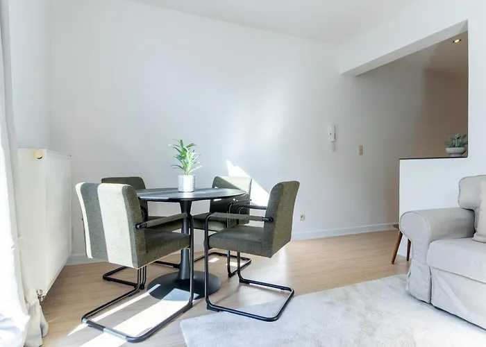 Bright, Spacious & Perfectly Located In The Heart Of 아파트