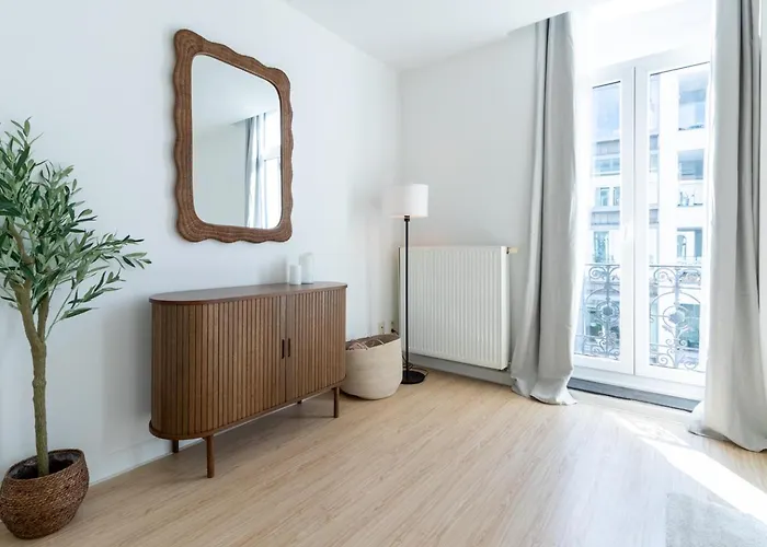 Bright, Spacious & Perfectly Located In The Heart Of 아파트 헨트