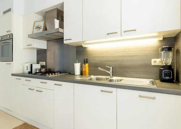 Bright, Spacious & Perfectly Located In The Heart Of Апартаменти