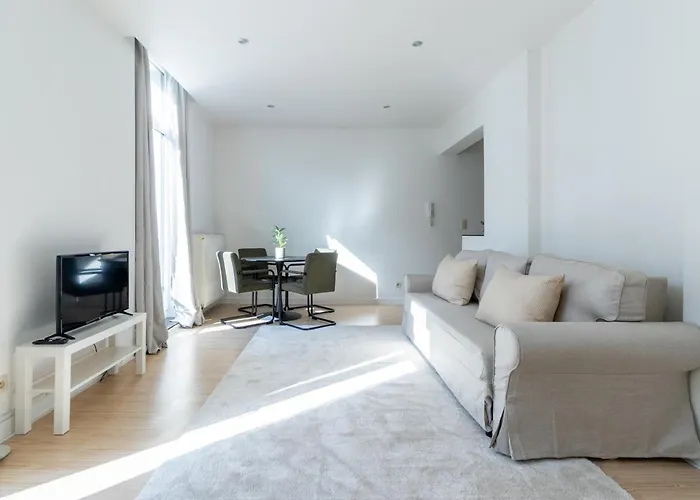 Bright, Spacious & Perfectly Located In The Heart Of 아파트 *