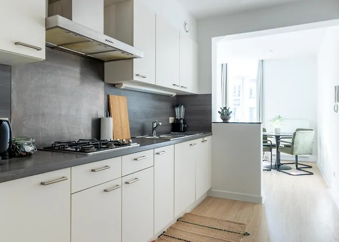 아파트 Bright, Spacious & Perfectly Located In The Heart Of