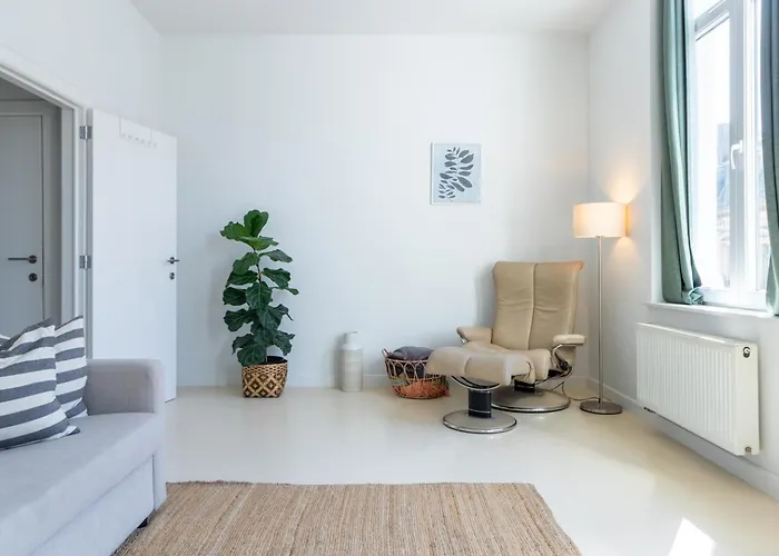 Bright, Spacious & Perfectly Located In The Heart Of Apartment *