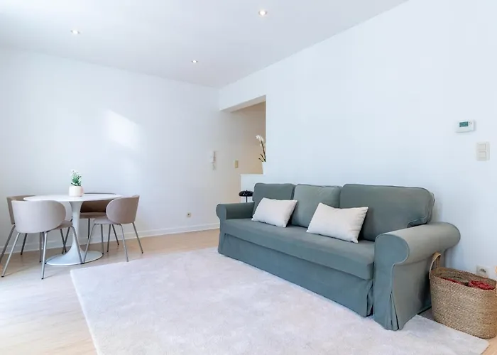 Bright, Spacious & Perfectly Located In The Heart Of Апартаменти