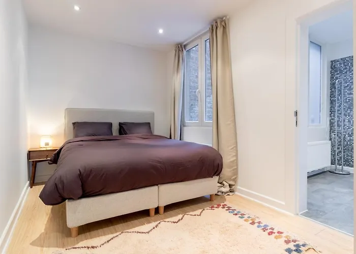 Апартаменти Bright, Spacious & Perfectly Located In The Heart Of