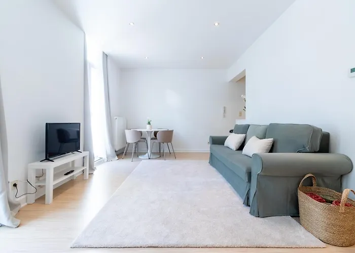 Bright, Spacious & Perfectly Located In The Heart Of 아파트