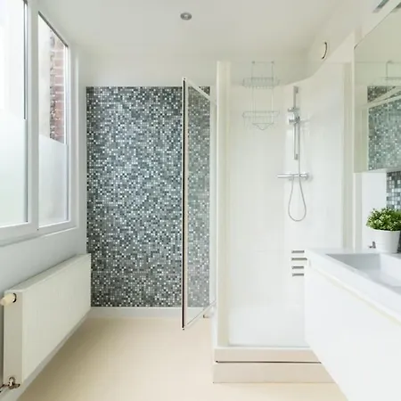 Bright, Spacious & Perfectly Located In The Heart Of Гент