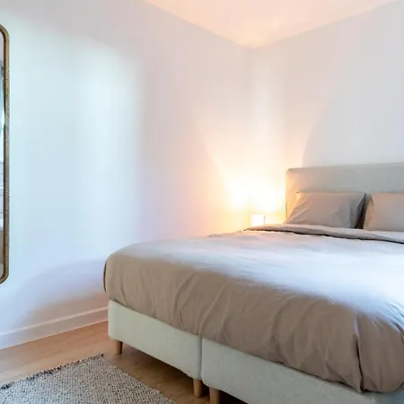 Bright, Spacious & Perfectly Located In The Heart Of Апартаменты