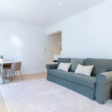 Bright, Spacious & Perfectly Located In The Heart Of Апартаменты